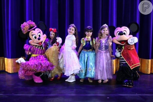 Filha do diretor Jayme Monjardim e da cantora Tânia Mara, Maysa, de 4 anos, segunda da esquerda para a direita, usou vestido de princesa na estreia do musical 'Disney Live! O Caminho Mágico de Mickey & Minnie'