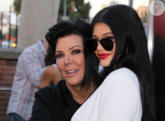 Kylie Jenner posa com a mãe, Kris Jenner, em evento nos Estados Unidos