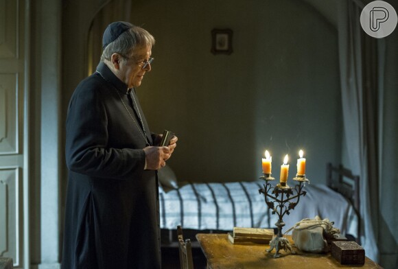 Padre Luis (Carlos Vereza) confronta Emília (Ana Beatriz Nogueira) sobre sua permanência no convento, na novela 'Além do Tempo'