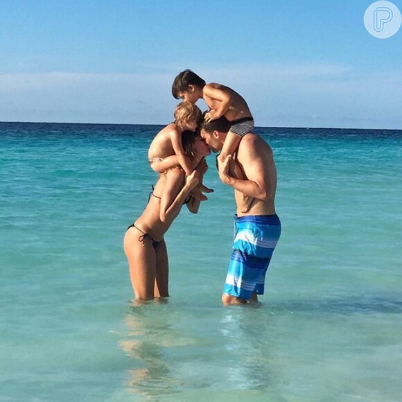 Modelo compartilhou foto da família nas redes sociais, no dia do aniversário de Tom Brady