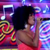 Jeniffer Nascimento soltou a voz cantando 'Gostava tanto de você' durante o 'Encontro com Fátima Bernardes'