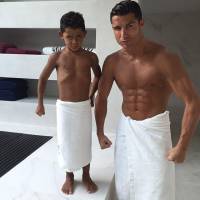 Cristiano Ronaldo posta foto apenas de toalha e exibe tanquinho ao lado do filho