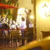 Bruna Hamú e restante do elenco da novela também curtiu noite em restaurante carioca