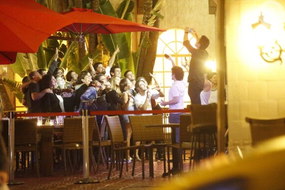 Bruna Hamú e restante do elenco da novela também curtiu noite em restaurante carioca