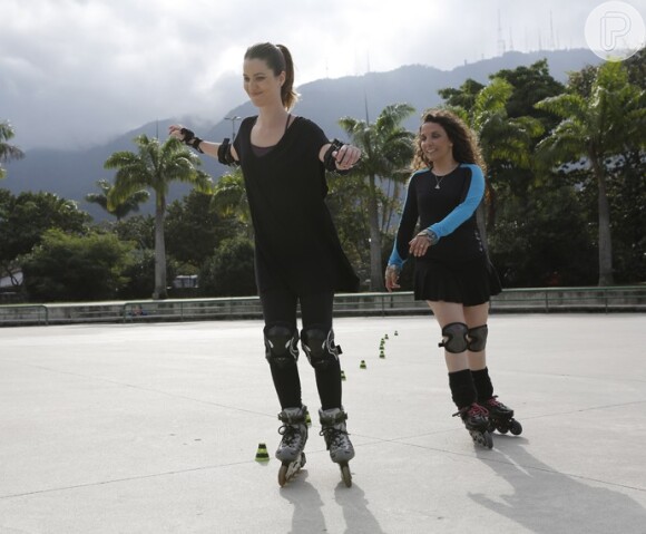 Nathalia Dill patina no 'Estrelas' ao lado da professora Érika Cordeiro, em 15 de agosto de 2015