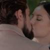 Felipe (Rafael Cardoso) beija Melissa (Paolla Oliveira) após pedi-la em casamento novamente, na novela 'Além do Tempo'