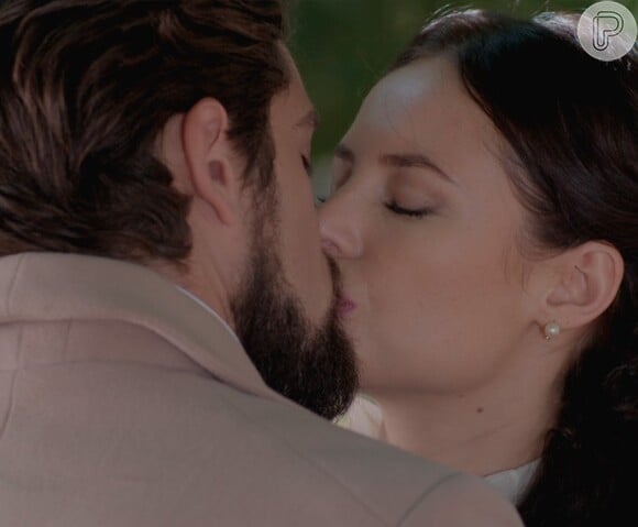 Felipe (Rafael Cardoso) beija Melissa (Paolla Oliveira) após pedi-la em casamento novamente, na novela 'Além do Tempo'