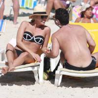 Adriane Galisteu troca beijos com marido e mostra corpo sequinho em praia do Rio