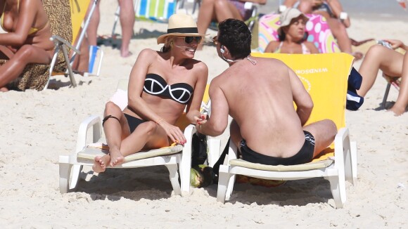 Adriane Galisteu troca beijos com marido e mostra corpo sequinho em praia do Rio