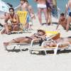 Adriane Galisteu curtiu a praia da Barra da Tijuca, na Zona Oeste do Rio, neste domingo, 16 de agosto de 2015. A artista estava acompanhada por seu marido, Alexandre Iódice