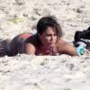 Deborah Secco ficou deitada na areia se bronzeando