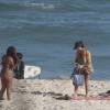 Deborah Secco curtiu a praia da Barra da Tijuca, na Zona Oeste do Rio de Janeiro, neste domingo, 16 de agosto de 2015. Grávida de sua primeira filha, a artista estava acompanhada pelo namorado, o surfista Hugo Moura