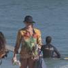 Deborah Secco curtiu a praia da Barra da Tijuca, na Zona Oeste do Rio de Janeiro, neste domingo, 16 de agosto de 2015. Grávida de sua primeira filha, a artista estava acompanhada pelo namorado, o surfista Hugo Moura