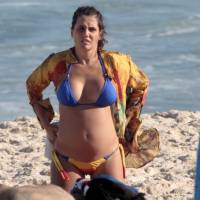 Deborah Secco mostra barriga de grávida na praia ao lado do namorado, Hugo Moura