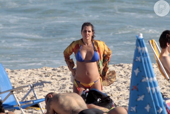 Deborah Secco curtiu a praia da Barra da Tijuca, na Zona Oeste do Rio de Janeiro, neste domingo, 16 de agosto de 2015