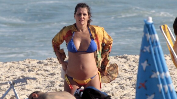 Deborah Secco mostra barriga de grávida na praia ao lado do namorado, Hugo Moura
