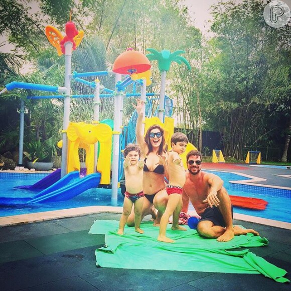 Juliana Paes posou com os filhos, Pedro e Antonio, e o marido, Carlos Eduardo Baptista, em um resort na Bahia neste domingo, 16 de agosto de 2015