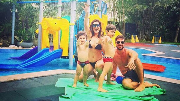 Juliana Paes posa de biquíni com os filhos e o marido e mostra barriga chapada