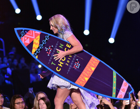 'Teen Choice Awards': Britney Spears venceu a categoria de Ícone da Moda e levou sua prancha, que é o troféu da premiação