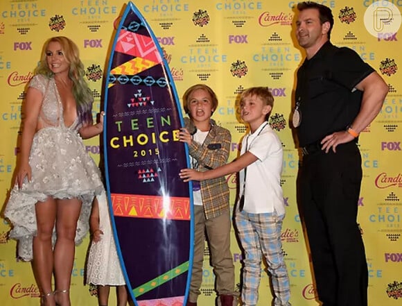 'Teen Choice Awards': Britney posa com os filhos. A cantora ganhou a prancha pela categoria 'Ícone da Moda'