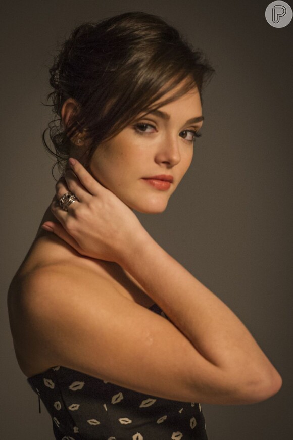 Giane (Isabelle Drummond) posa como modelo pela primeira vez, em 'Sangue Bom', em 11 de julho de 2013