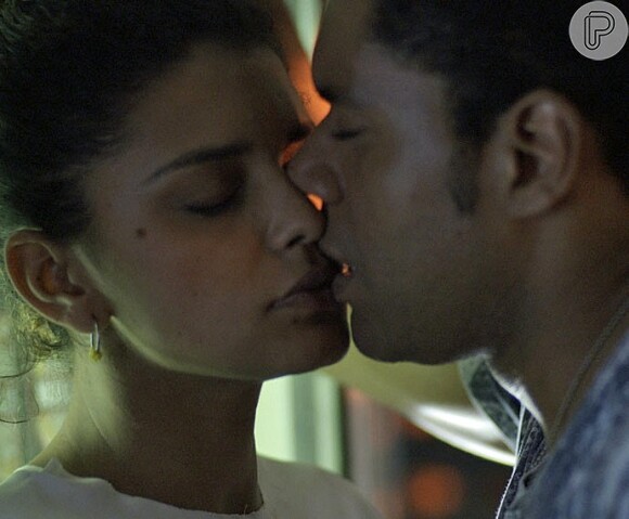 Tadeu é chege de Gabi em seu bar e finalmente beija a moça, após resistir à sua atração enquanto ela era casada com Diogo