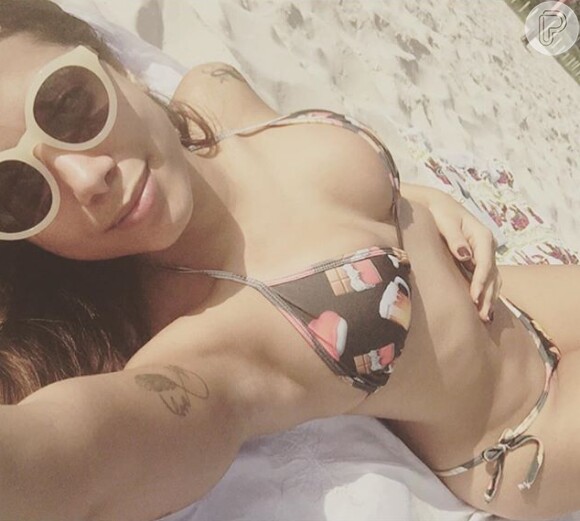 Anitta foi elogiada ao compartilhar foto na qual aparece tomando sol, nesta segunda-feira, 17 de agosto de 2015: 'Muito linda'