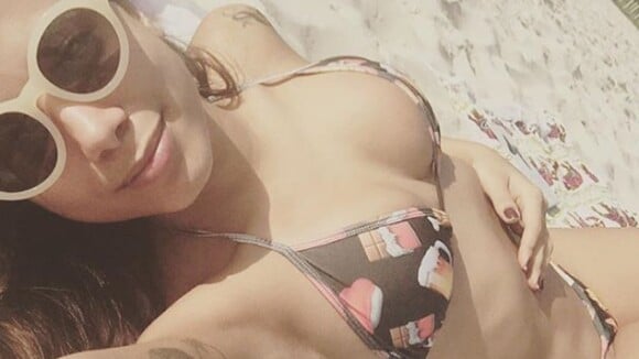Anitta mostra boa forma em foto na praia após fãs questionarem gravidez: 'Linda'