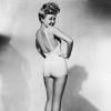 A atriz Betty Grable foi a pioneira.  Em 1950, suas pernas estavam no seguro por 1 milhão de dólares