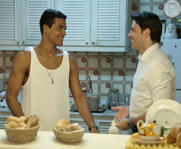 Ivan (Marcello Melo Jr.) e Sérgio (Claudio Lins) perdoam Fred (Filipe Ribeiro) na novela 'Babilônia'