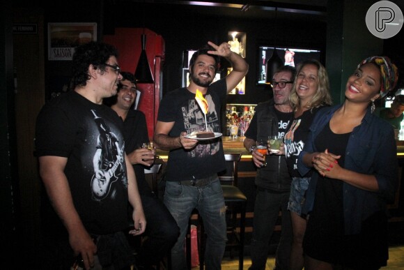 Juliana Alves foi à festa de aniversário do ex-marido, Guilherme Duarte, em bar do Recreio dos Bandeirantes, Zona Oeste do Rio de Janeiro, nesta segunda-feira, 17 de agosto de 2015