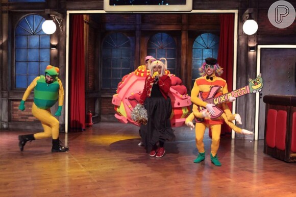 Os humoristas Leo Lins e Murilo Couto estavam vestidos de personagens do programa 'xou da Xuxa'. A assistente de palco do 'The Noite' estav vestida de 'Xuxa Crente'