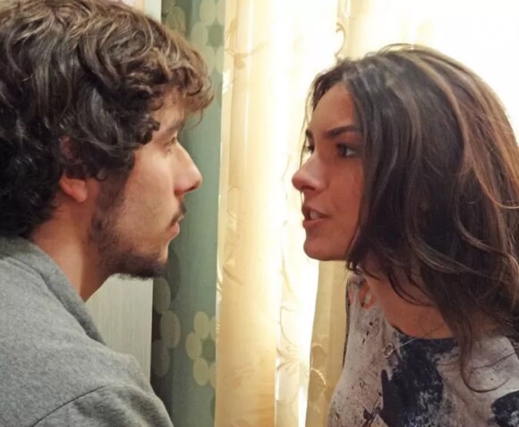 Novela 'Malhação': Luciana (Marina Moschen) pergunta a Luan (Vitor Novello) se ele sente vergonha da mãe, Vanda (Solange Couto)