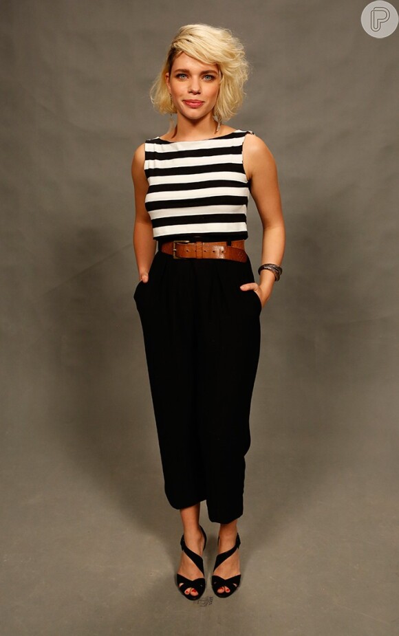 A atriz Bruna Linzmeyer apareceu com look da marca Apartamento 03 composto por blusa listrada e pantacourt, com um cintão marcando a cintura