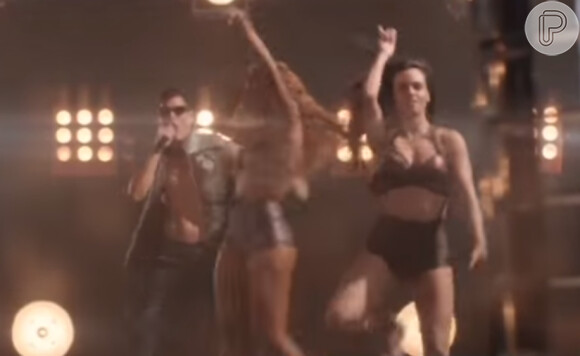 MC Merlô (Juliano Cazarré), Ninfa (Roberta Rodrigues) e a atriz Letícia Silva sensualizam no clipe da música 'Suave'