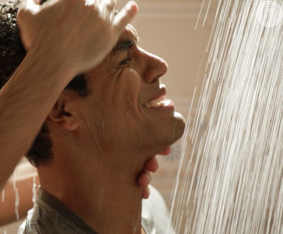 Na novela 'Babilônia', Ivan (Marcello Melo Jr) se recusa a tomar banho para ir à fisioterapia, mas Sérgio (Cláudio Lins) o carrega para o banheiro