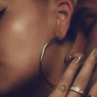 Rita Ora e Chris Brown protagonizam cenas quentes em 'Body On Me'. Veja vídeo!