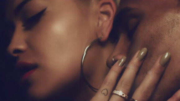 Rita Ora e Chris Brown protagonizam cenas quentes em 'Body On Me'. Veja vídeo!