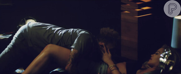Uma das cenas mais ousadas de Chris Brown e Rita Ora no clipe 'Body On Me'