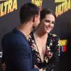 Kristen Stewart recebe Taylor Lautner em première do filme 'American Ultra: Armados e Alucinados' nos EUA, nesta terça-feira, 18 de agosto de 2015