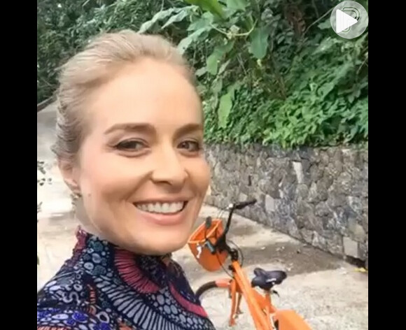 Angélica comemorou o Dia do Ciclista em seu Instagram, nesta quarta-feira, dia 19 de agosto de 2015. 'Vou de táxi, cê sabe...', cantou ela