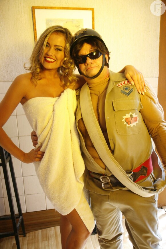 A estrela fez uma participação especial no humorístico 'Casseta e Planeta Urgente', em 2009. Na foto, Ellen posa ao lado do comediante Marcelo Madureira