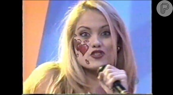 O primeiro trabalho de Ellen Rocche na TV foi como dubladora no programa do SBT 'Qual é a música?', em 2001