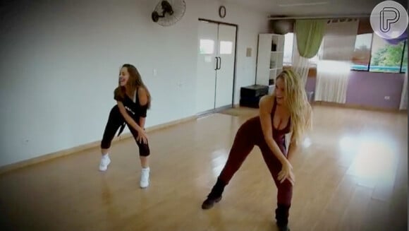 Ellen Rocche teve que abusar do rebolado para aprender a coreografia do sucesso 'Solterinha da Pompéia', cantada por Brunetty no folhetim