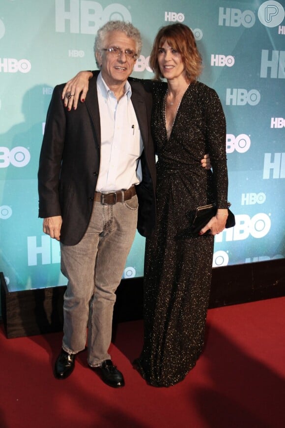 A atriz Mônica Torres posa com o marido, o psicanalista Contardo Calligaris