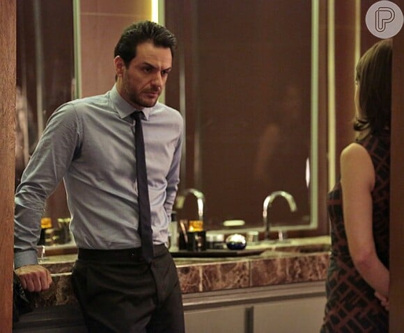 Alex (Rodrigo Lombardi) se irrita com a presença de Gui (Gabriel Leone) em seu apartamento, na novela 'Verdades Secretas': 'Eu não quero saber desse moleque aqui em casa'