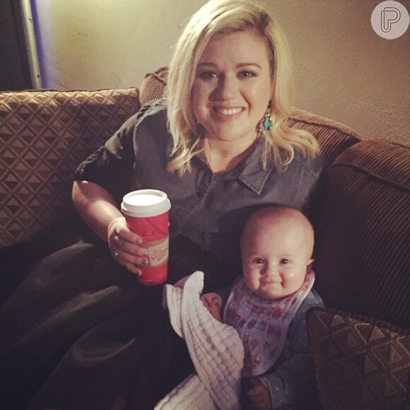 Kelly Clarkson já é mãe da pequena River, de 1 ano e dois meses