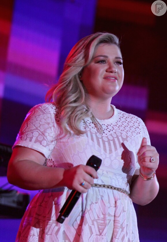 Kelly Clarkson anuncia segunda gravidez em show nos EUA: 'Totalmente grávida', nesta quarta-feira, 19 de agosto de 2015