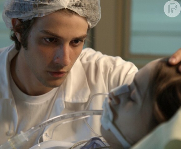 Na reta final de 'Babilônia', Rafael (Chay Suede) se veste de enfermeiro para poder ficar ao lado de Laís (Luisa Arraes). A cena vai ao ar nesta quinta-feira, 20 de agosto de 2015