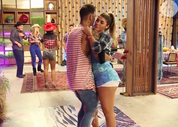 Lucas Lucco e Ana Paula Guedes mostram sintonia ao dançarem juntinhos